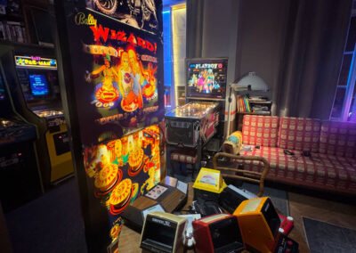 Retro flipery i automaty arcade w muzeum Tiger Score na Starym Mieście w Warszawie